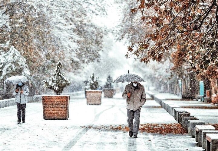 بارش برف و باران در جاده‌های ۱۰ استان کشور/ ترافیکِ محورهای شمالی نیمه‌سنگین است